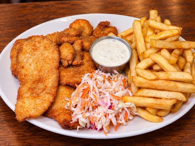 FRIED SEAFOOD PLATTER.