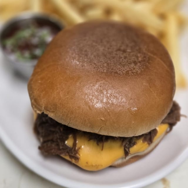 BIRRIA BURGER.